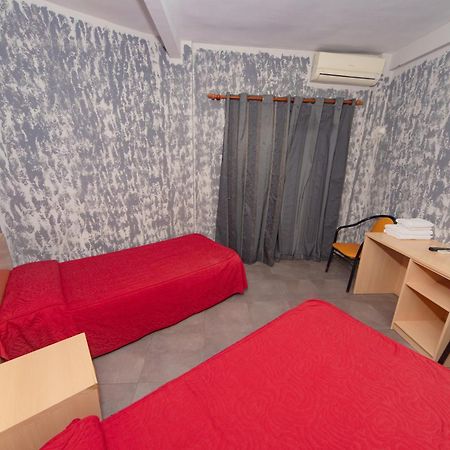 Hostal Virginia Favareta Exteriör bild